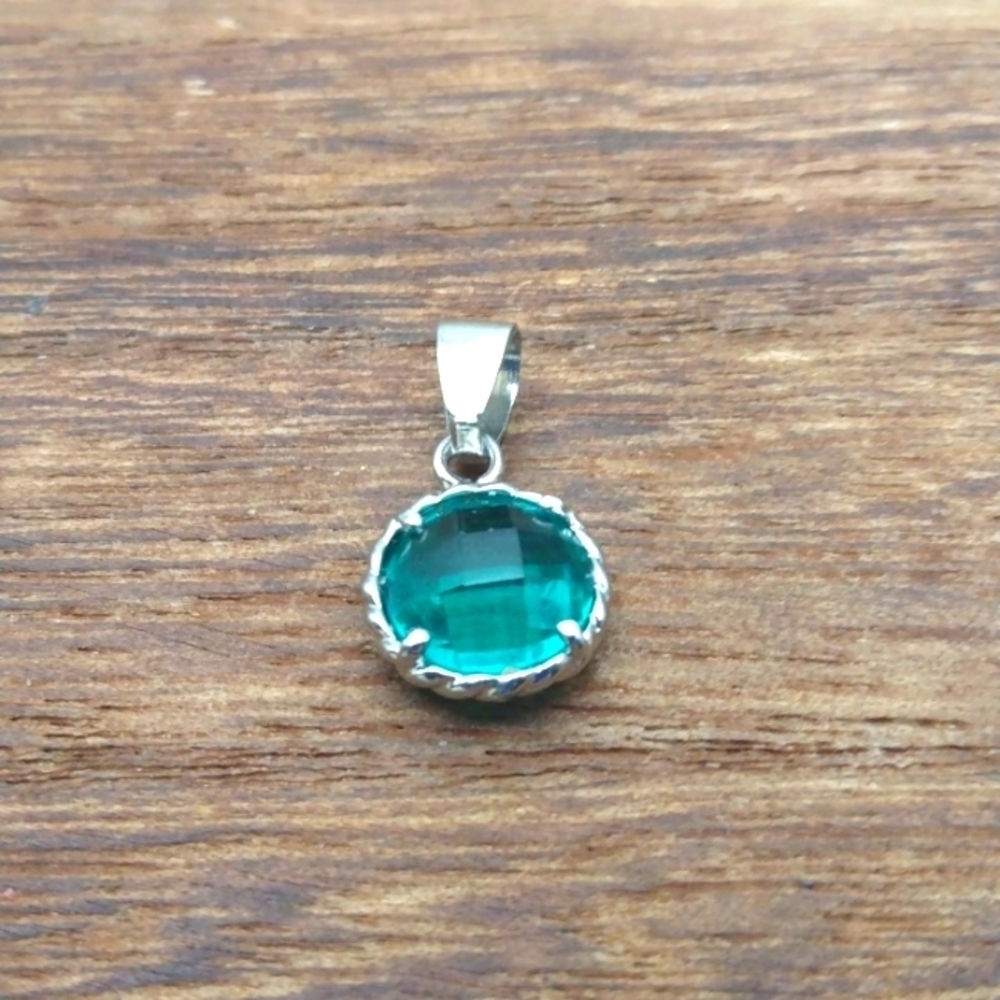 Emeraldâ crystal gem necklace pendant